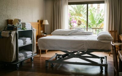 Camas elevables en hoteles de Canarias: qué obliga la Ley 1/2026 y cómo planificar la adaptación